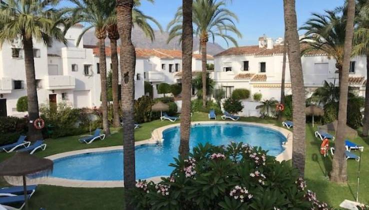 Marbella: Dans le très prisé Coutry Club Naranjos belle maison dans urbanisation avec piscine