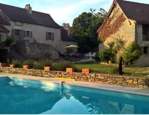 Ancien corps de ferme en pierres au dessus de la vallée du Lot